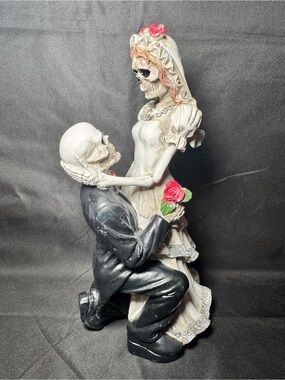 ✨🆕 Homegoods / TJMaxx Halloween Skeleton Couple Statue